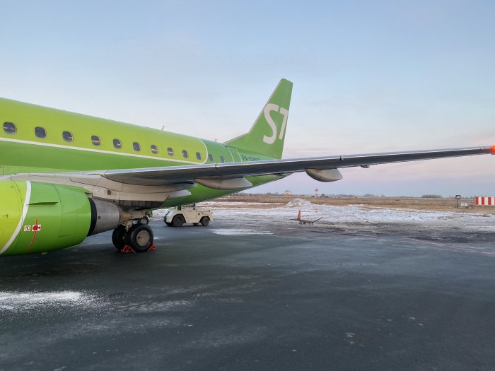 Компания СибКар осуществила очередную поставку партии дизельных тягачей HELI  QYCD30-CU1 с современным экономичным двигателем внутреннего сгорания CUMMINS и грузоподъемностью 30 тонн в Аэропорт Толмачева для компании S7 Airlines.